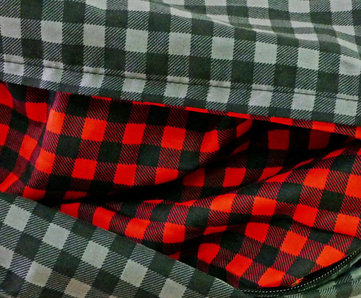 Foulard 5 en 1 Carreauté gris et rouge Famille Nomade