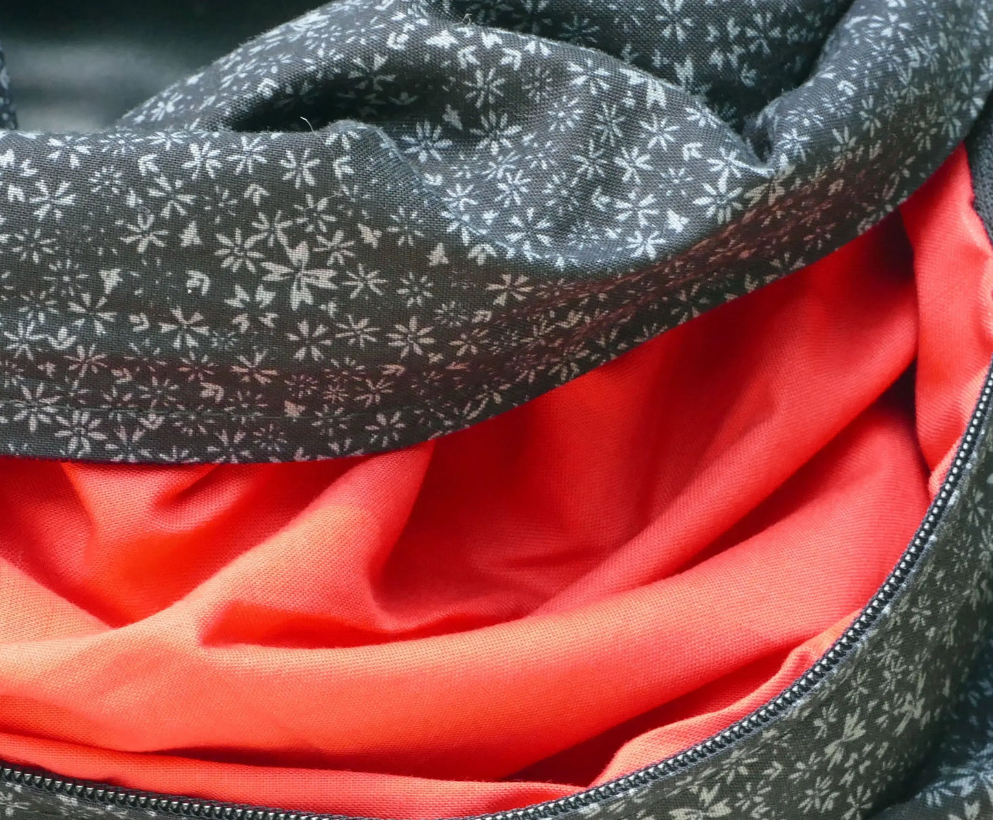 Foulard 5 en 1 Noir à fleurs grises Famille Nomade