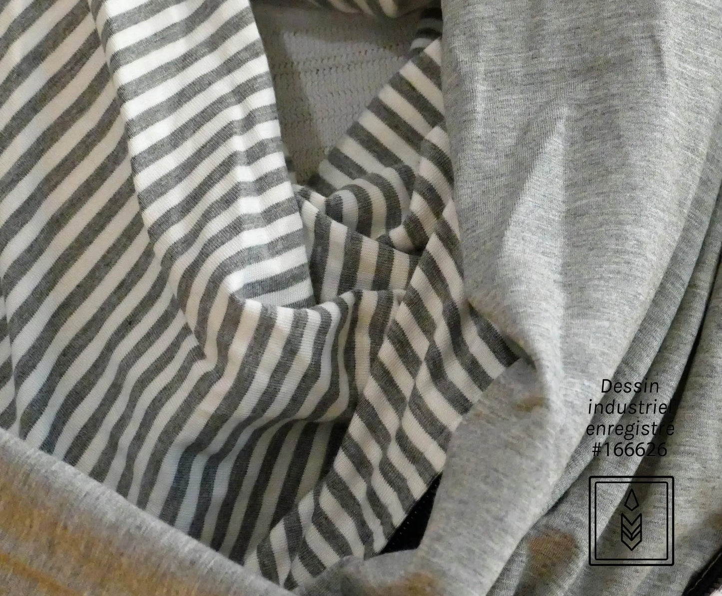 Foulard 5 en 1 en bambou gris et blanc Famille Nomade