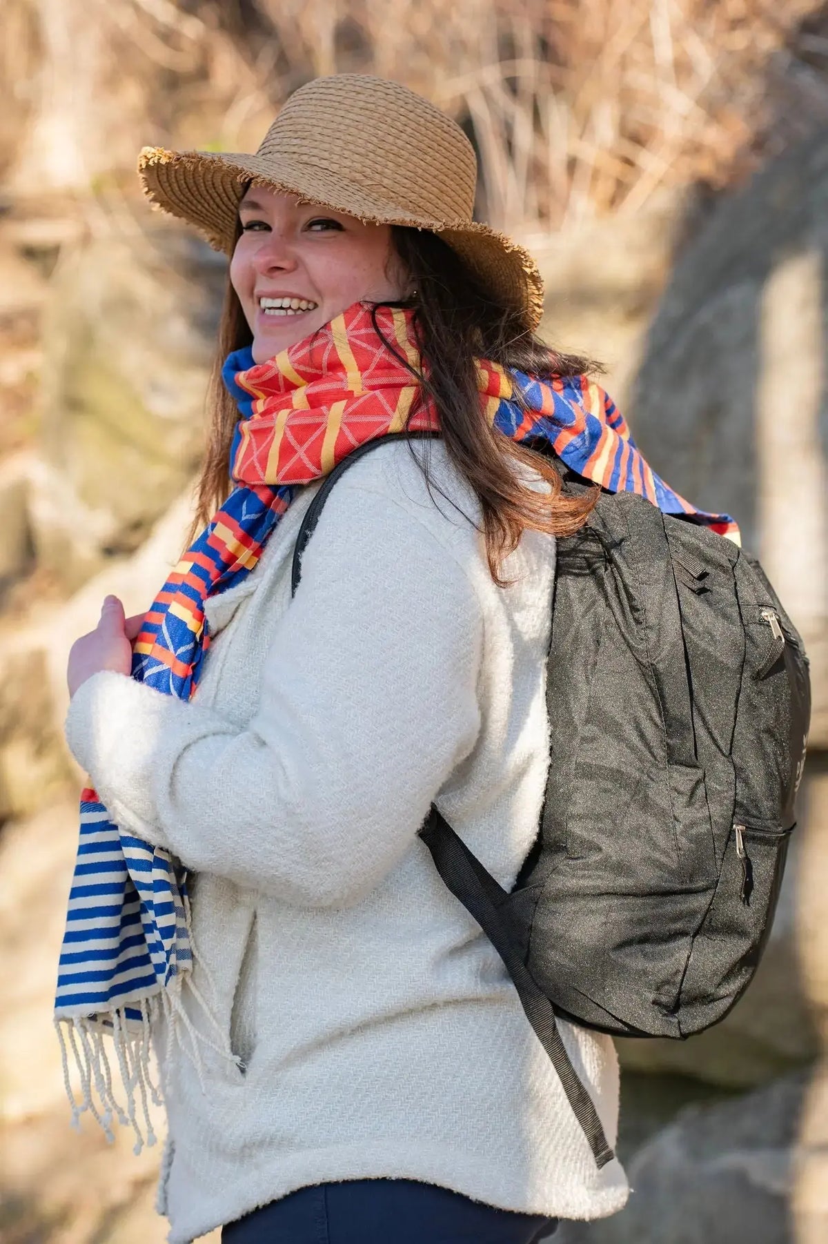 Fouta bohème autour du coup et sac à dos PKNC noir