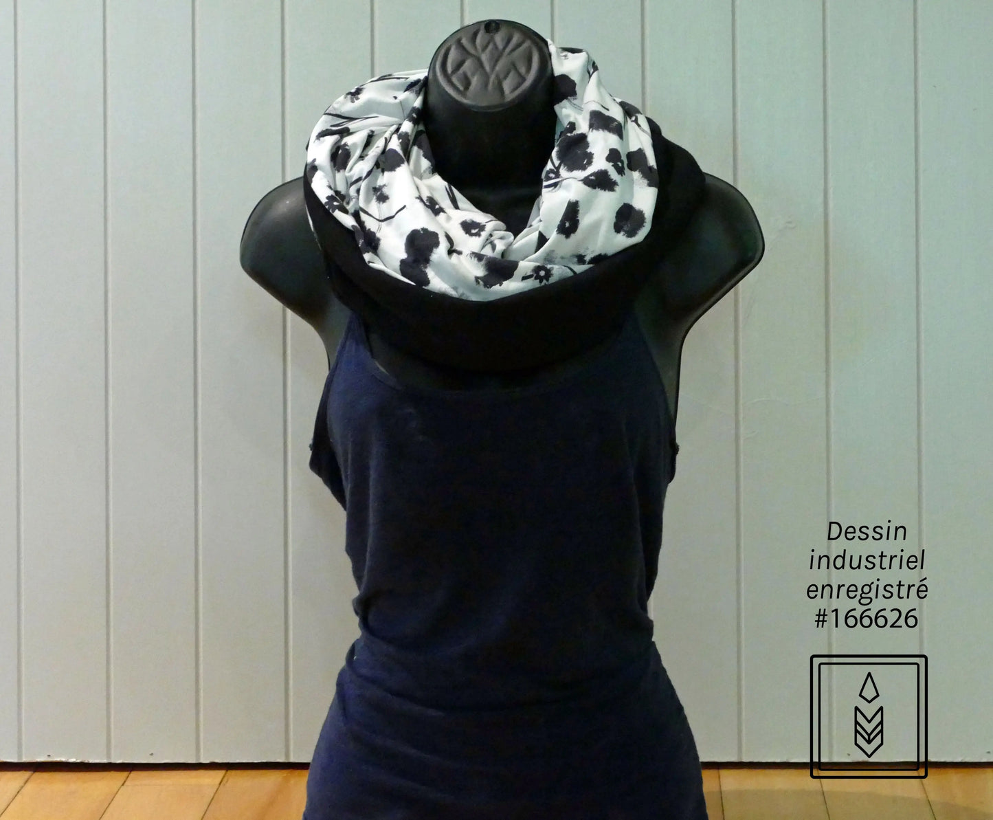 Foulard 5 en 1 en bambou blanc aux motifs de fleurs noires Famille Nomade