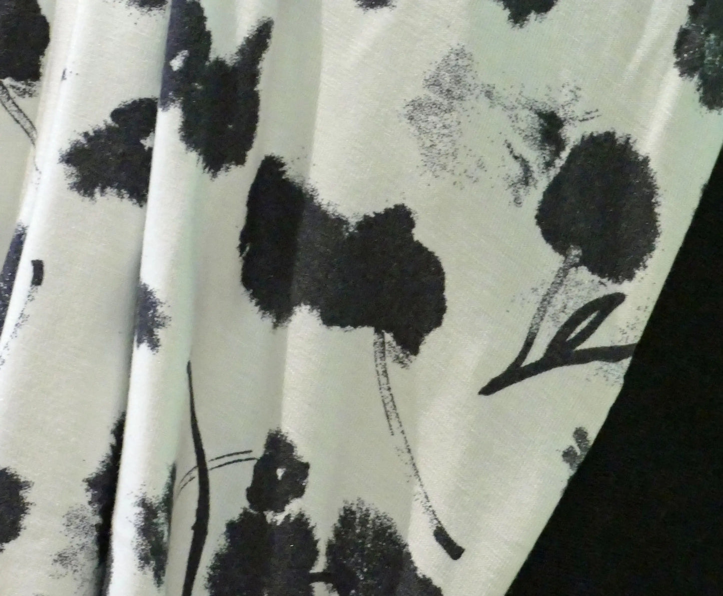 Foulard 5 en 1 en bambou blanc aux motifs de fleurs noires Famille Nomade