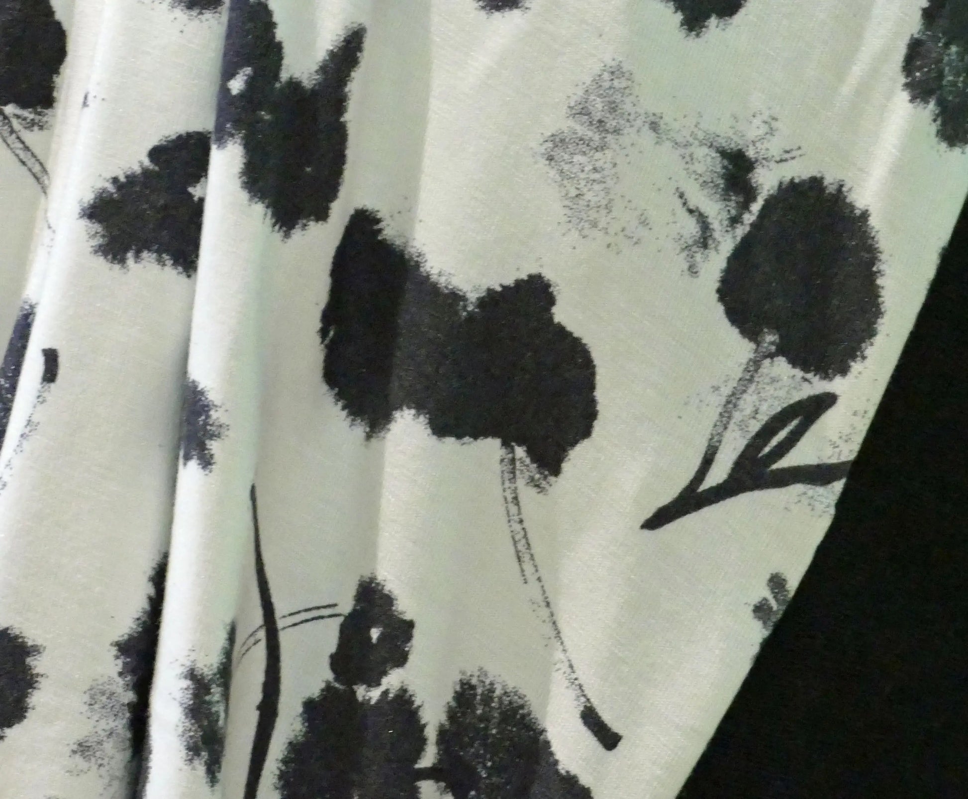 Foulard 5 en 1 en bambou blanc aux motifs de fleurs noires Famille Nomade