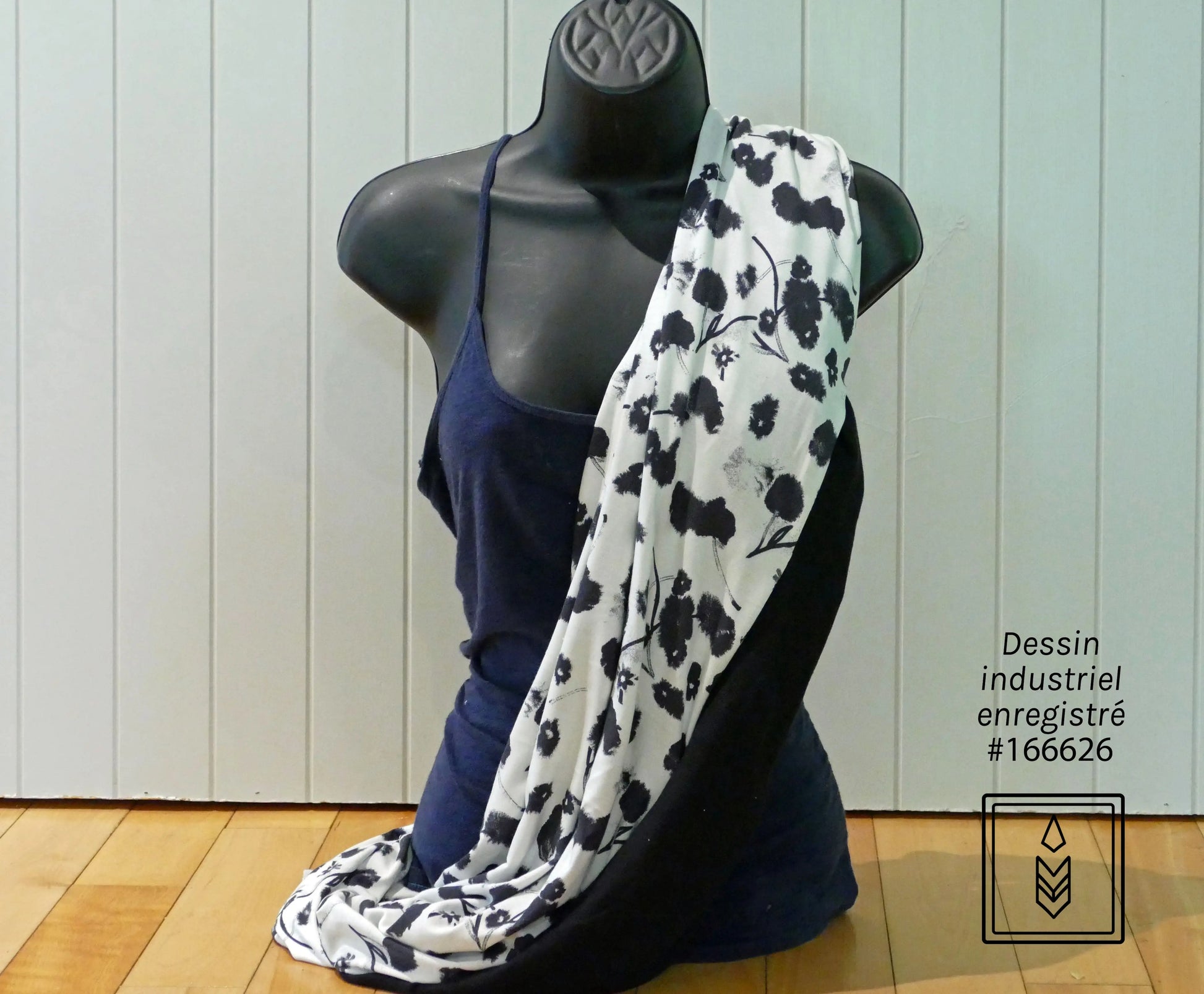 Foulard 5 en 1 en bambou blanc aux motifs de fleurs noires Famille Nomade
